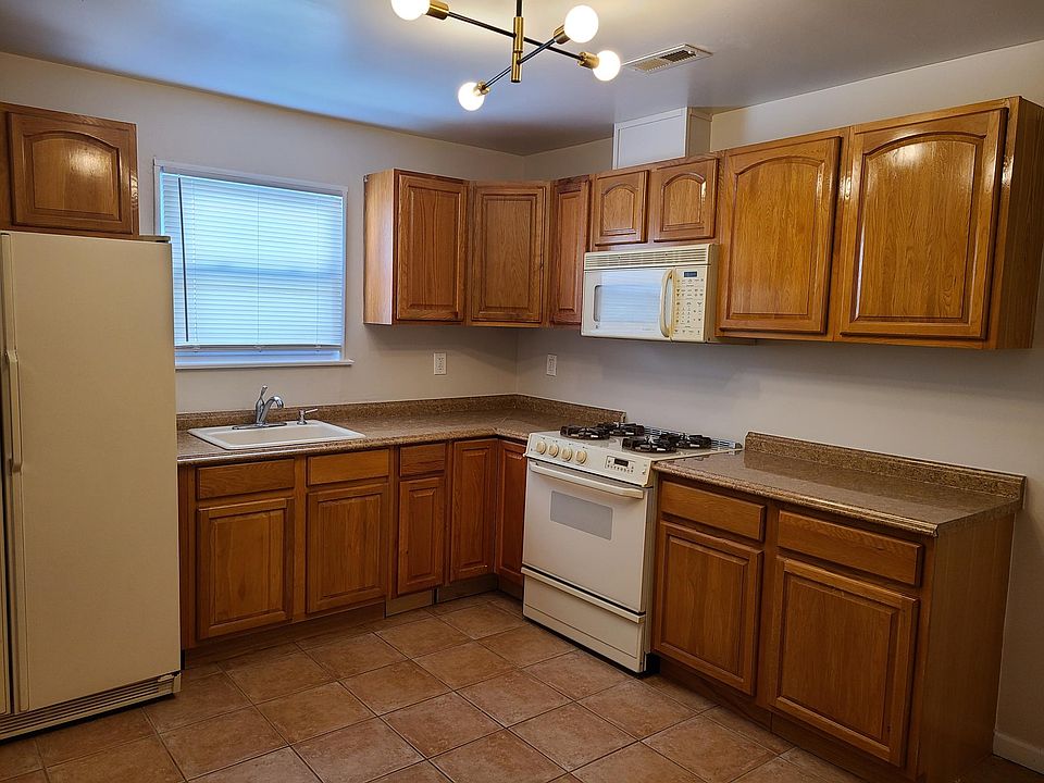 1st image of 161-00 89th St