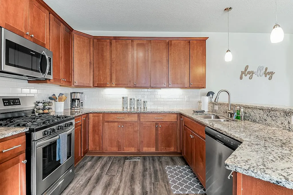 4 bed, 3.5 bath, 2132 sqft, $7,700 — Photo 2