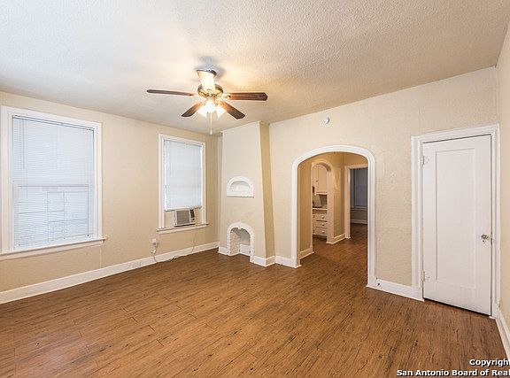 3rd image of 512 E Dewey Pl APT 06