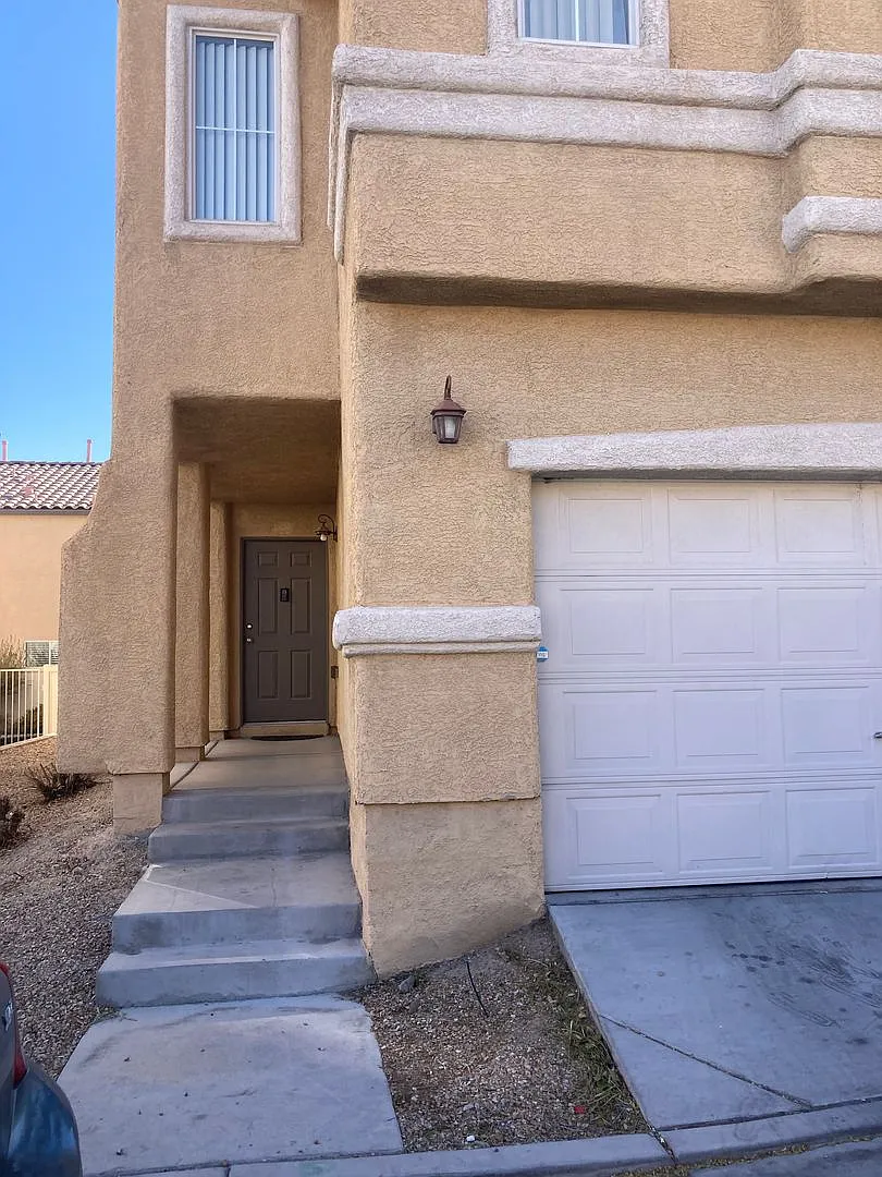 4 bedroom 2.5 Bath 2 car garage near Sky Canyon — Photo 2
