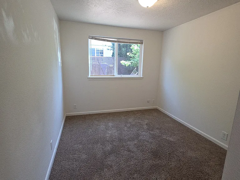 1585 Distinctive Ct S #1585 — Photo 9