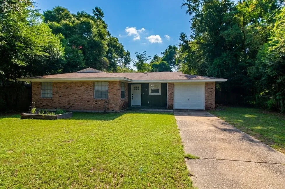 3 bed, 1.5 bath, 1320 sqft, $1,500 — Photo 1