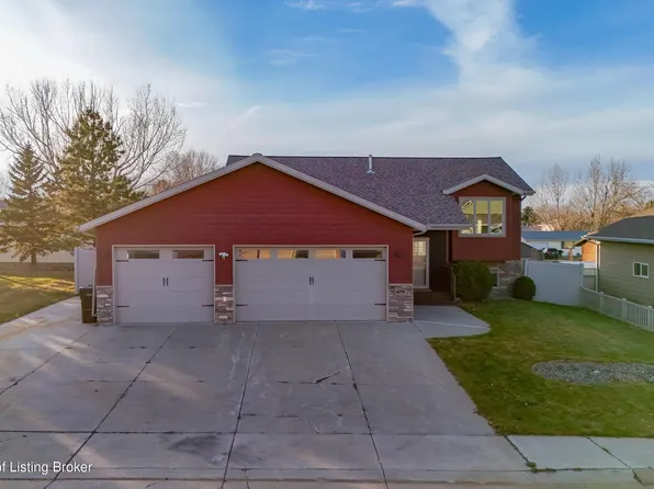 676 4th Ave SE, Dickinson, ND 58601