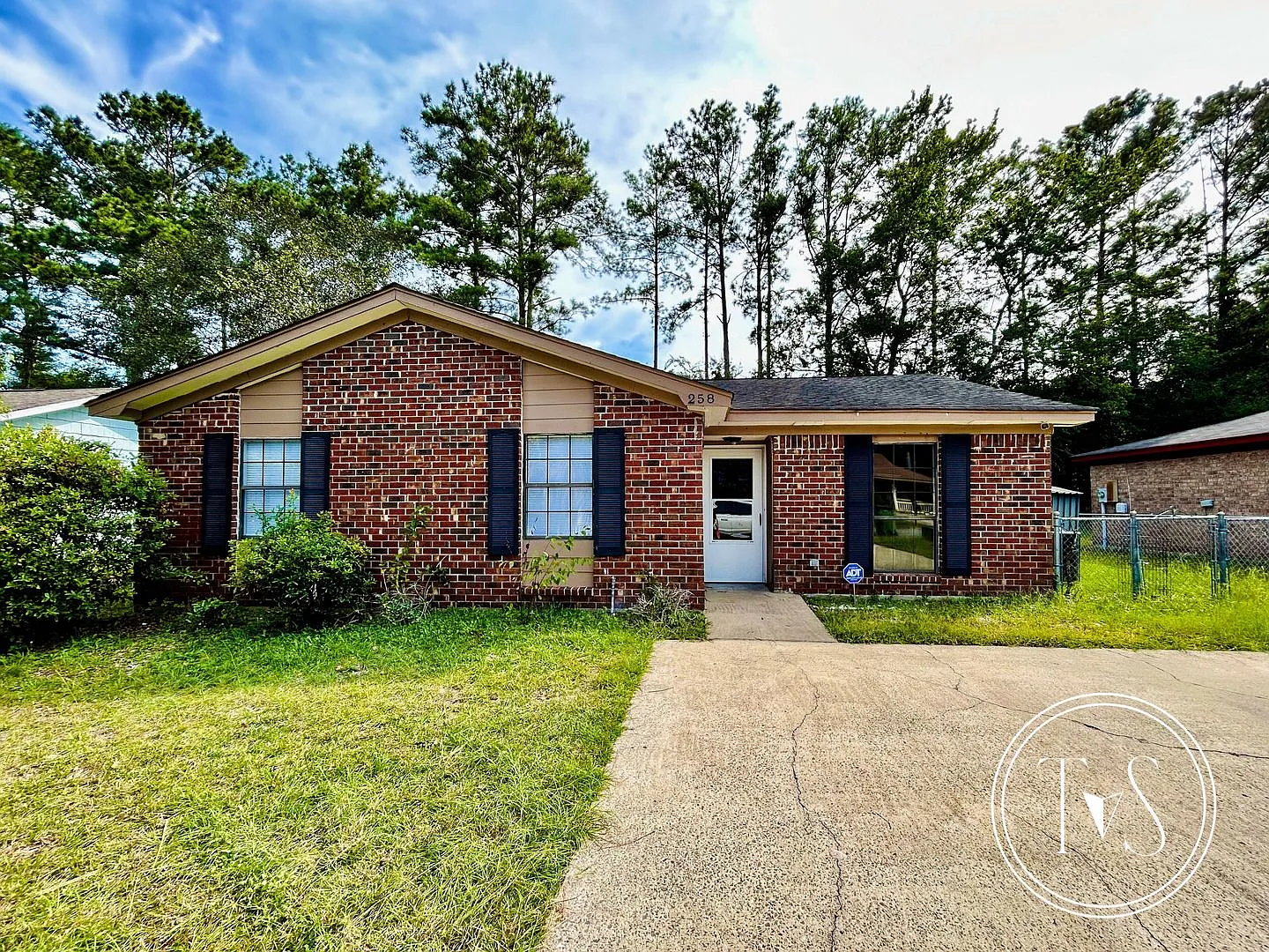 Charming 3-bedroom/2-bath home in Garden Heights subdivision — Photo 2