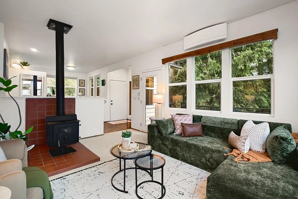 201 28th ave Seattle - 4 bedrooms — Photo 1