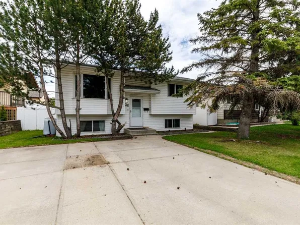 63 W McLevin Cres, Red Deer, AB T4R 1S8