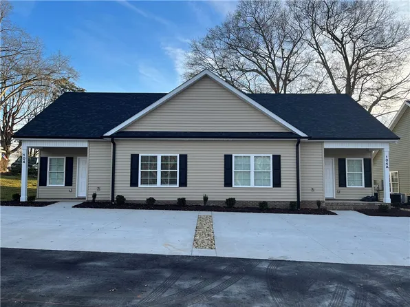 104 Oak Ln, Liberty, SC 29657