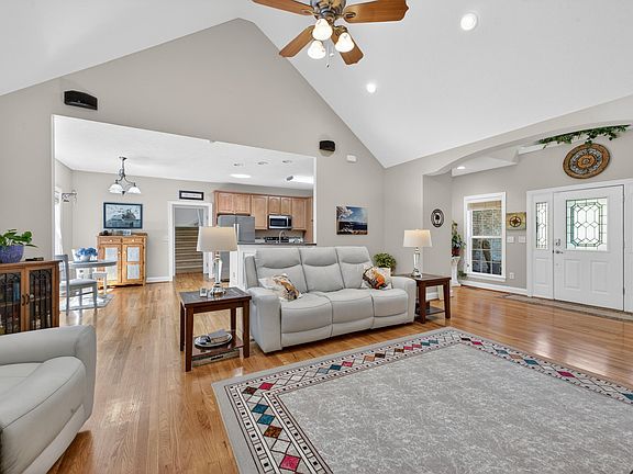 5th image of 242 Windermere Way