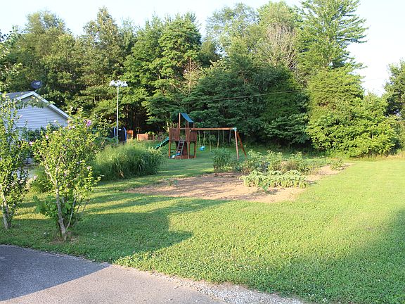3rd image of 828 Keeling Ave NE