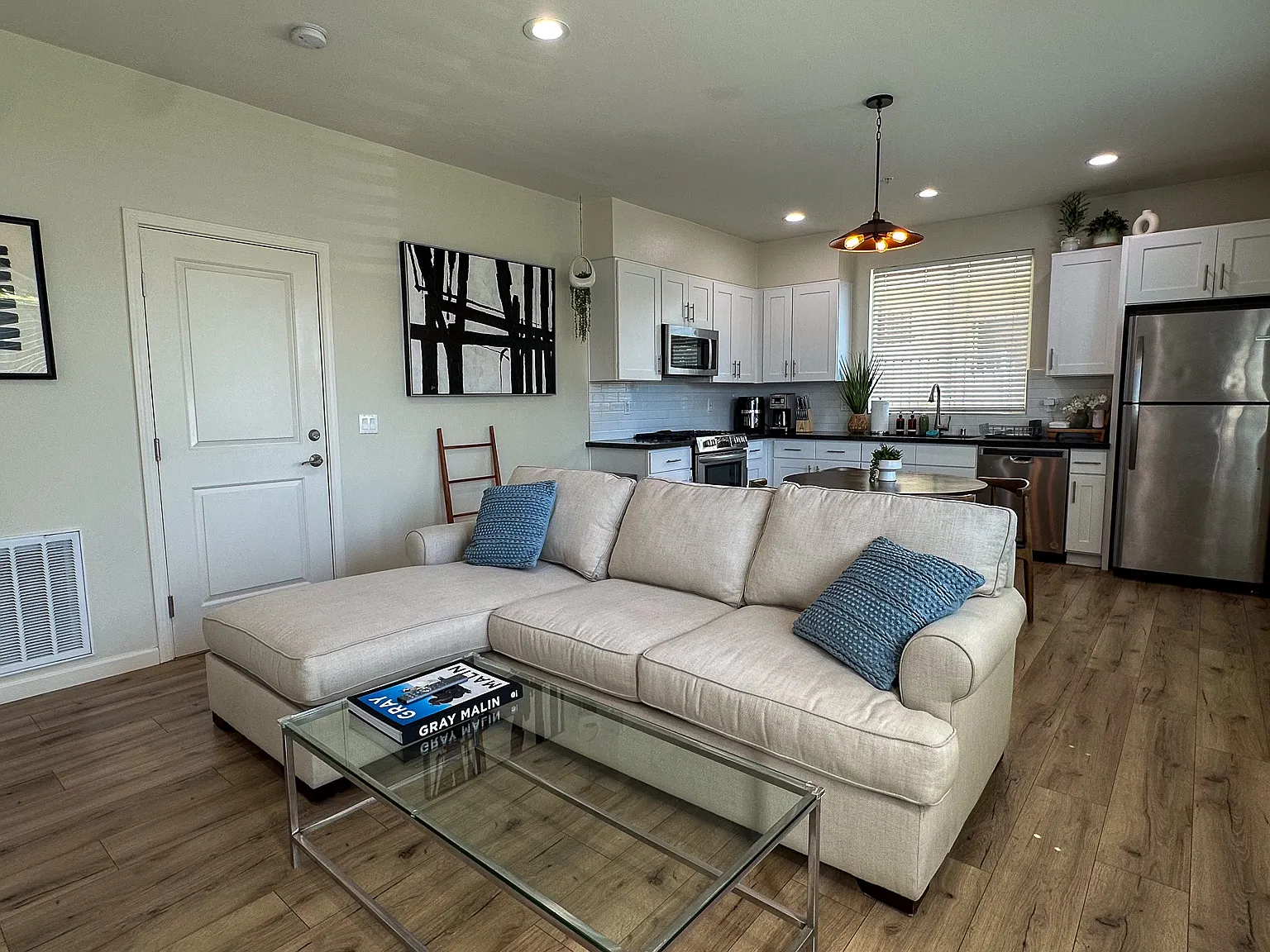 2 bed, 955 sqft, $4,500 — Photo 4