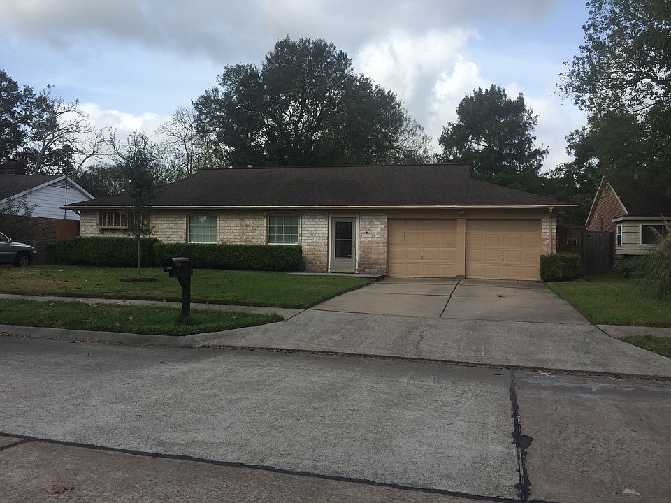 1st image of 300 Dover Ln