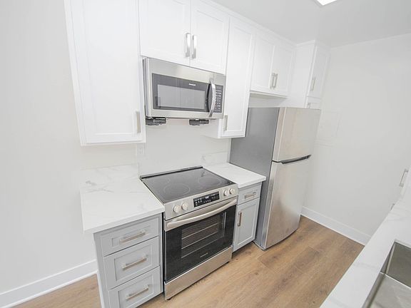 4th image of 11620 Mayfield Ave #108