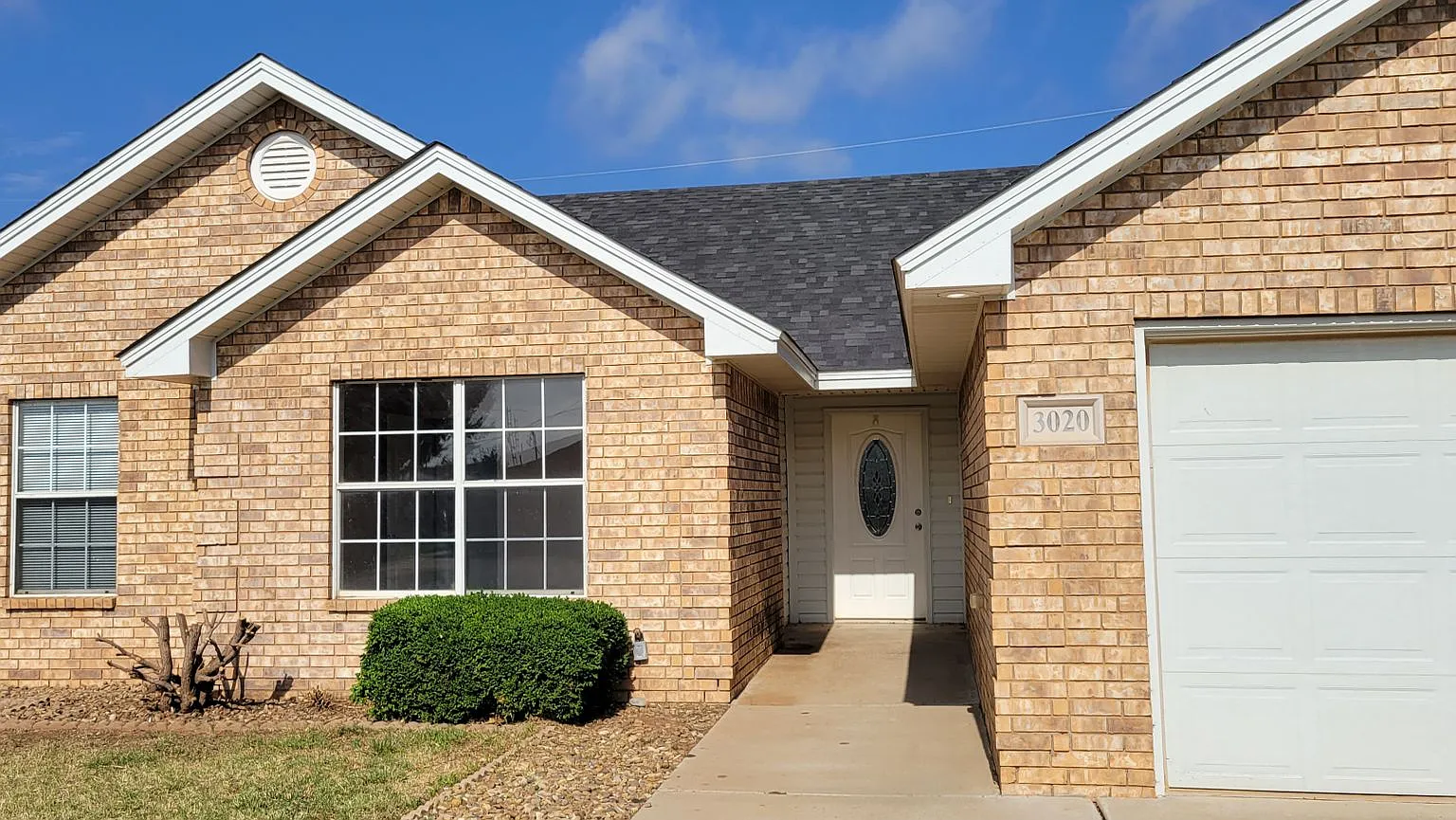 Large Home On Quiet Street — Photo 3