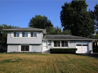 574 Meadowbriar Rd, Rochester, NY 14616