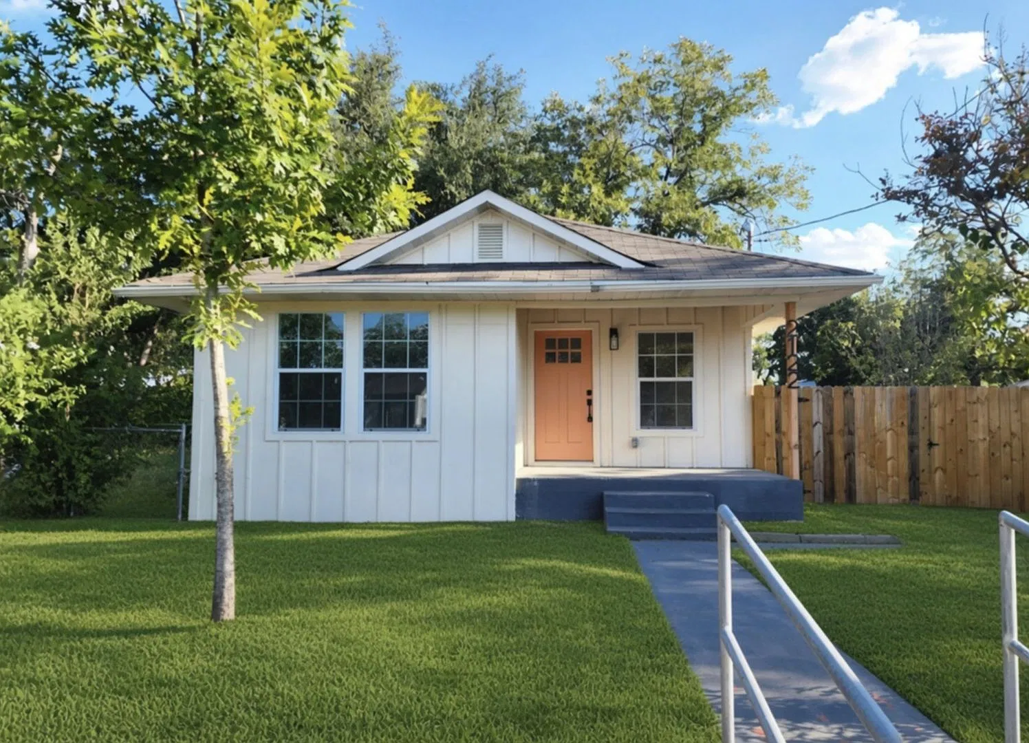 3 Bedroom 2 Bath remodeled home — Photo 1