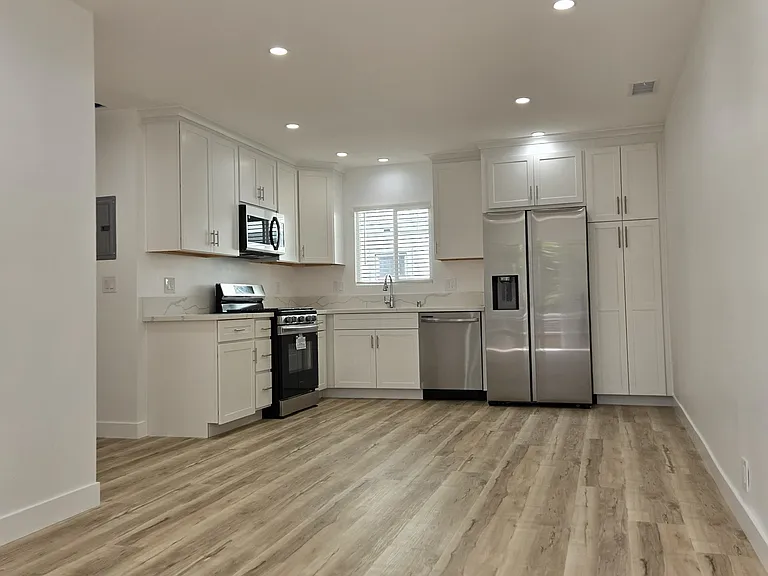 1635 W Summit St #1637 — Photo 1