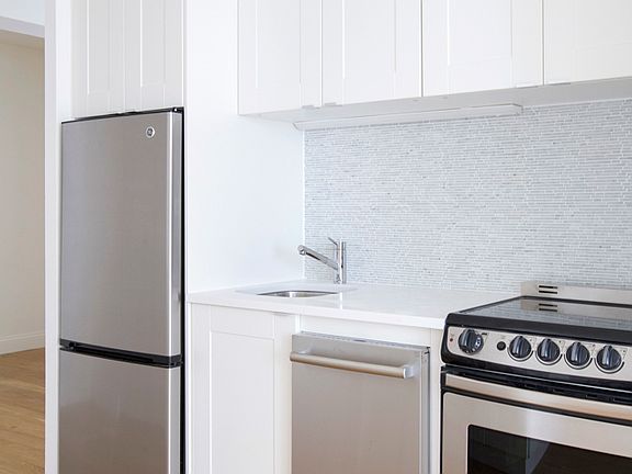 5th image of 150 W 51st St APT 1118