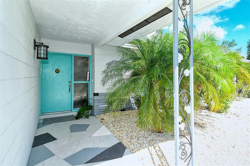 3 bed, 2.0 bath, 1439 sqft, $8,000 — Photo 3