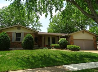 2 Hurstfield Ct, Fenton, MO