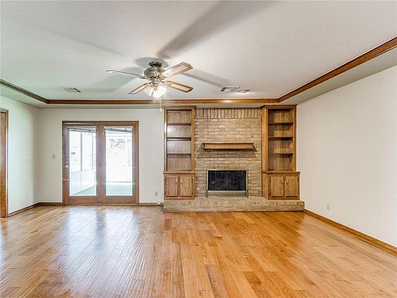 4th image of 2108 E Hills Dr