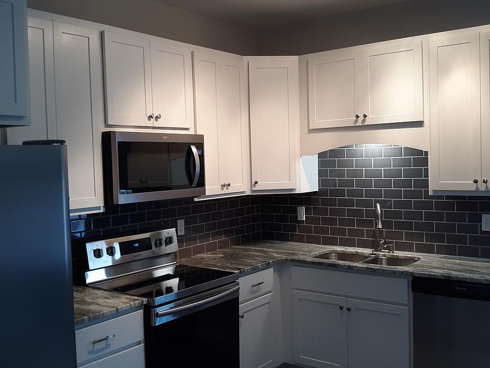 1st image of 824 1/2 Maine St