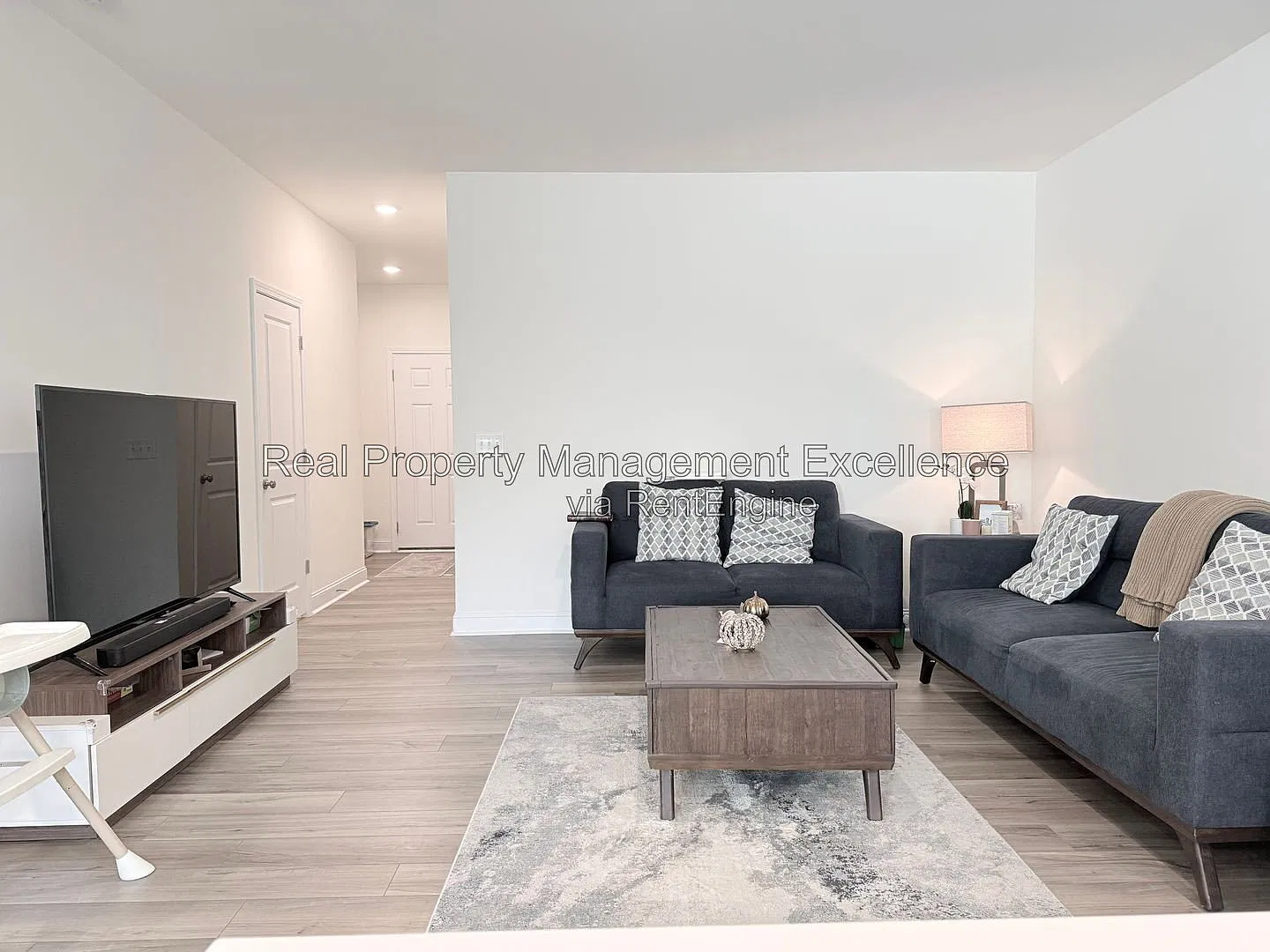 3 bed, 2.5 bath, 1570 sqft, $2,100 — Photo 4