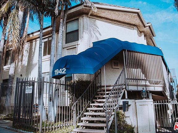2nd image of 1942 Grace Ave APT 213