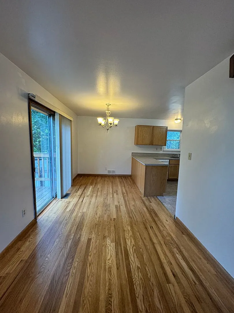 2.5 Miles (6 minutes or less) to Oregon Tech and Sky Lakes Medical Center! Perfect setup for Room... — Photo 3