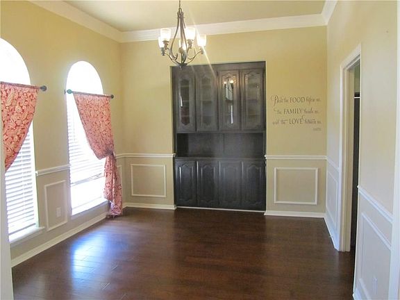 4th image of 819 Red Oak Dr