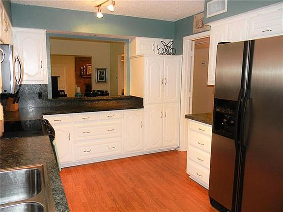 4th image of 732 Carriage Way