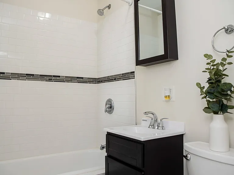 1417 W Hutchinson St #1 — Photo 6
