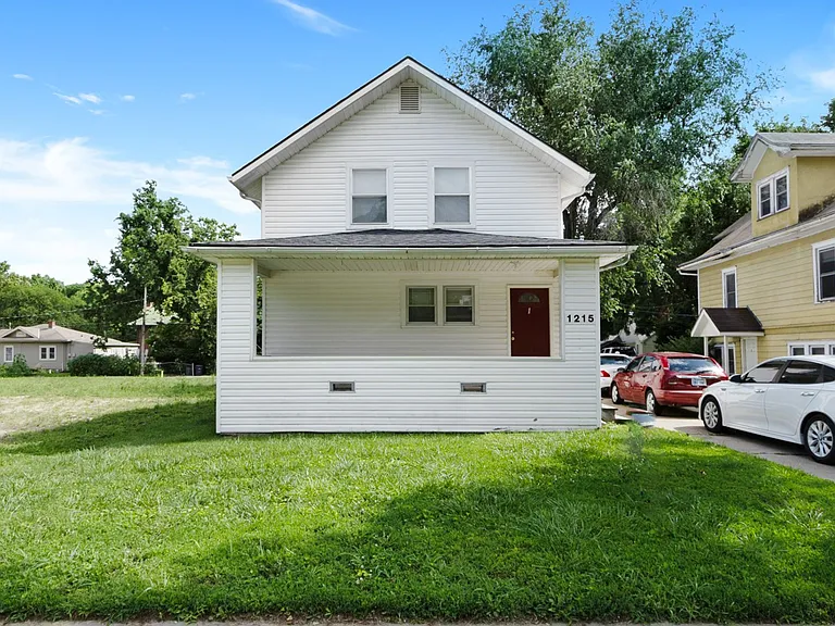 1215 Poyntz Ave — Photo 2