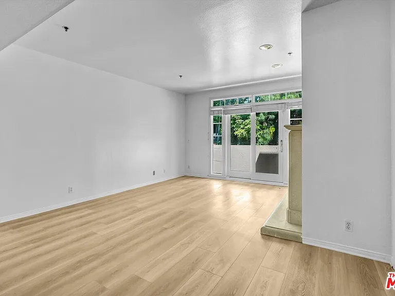2222 N Beachwood Dr #302 — Photo 15