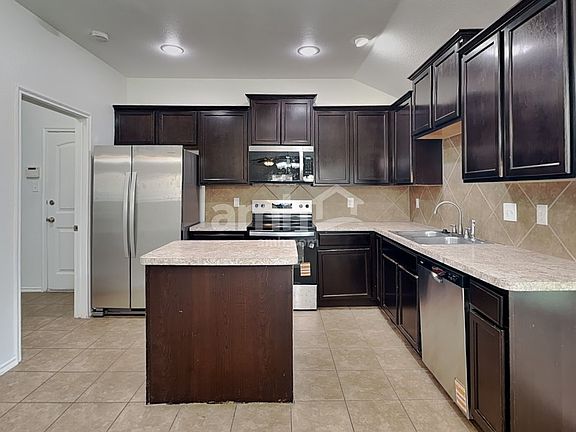 3rd image of 1000 Churchill Dr