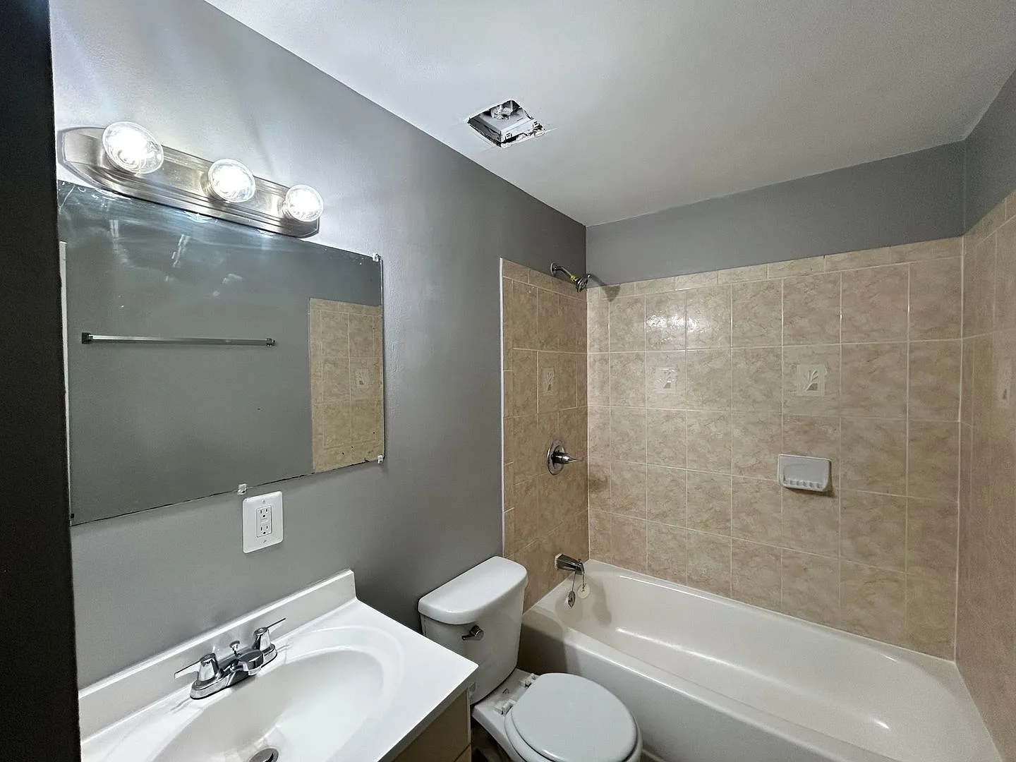 Baltimore - 2 Bedrooms and 1 baths Available! — Photo 4