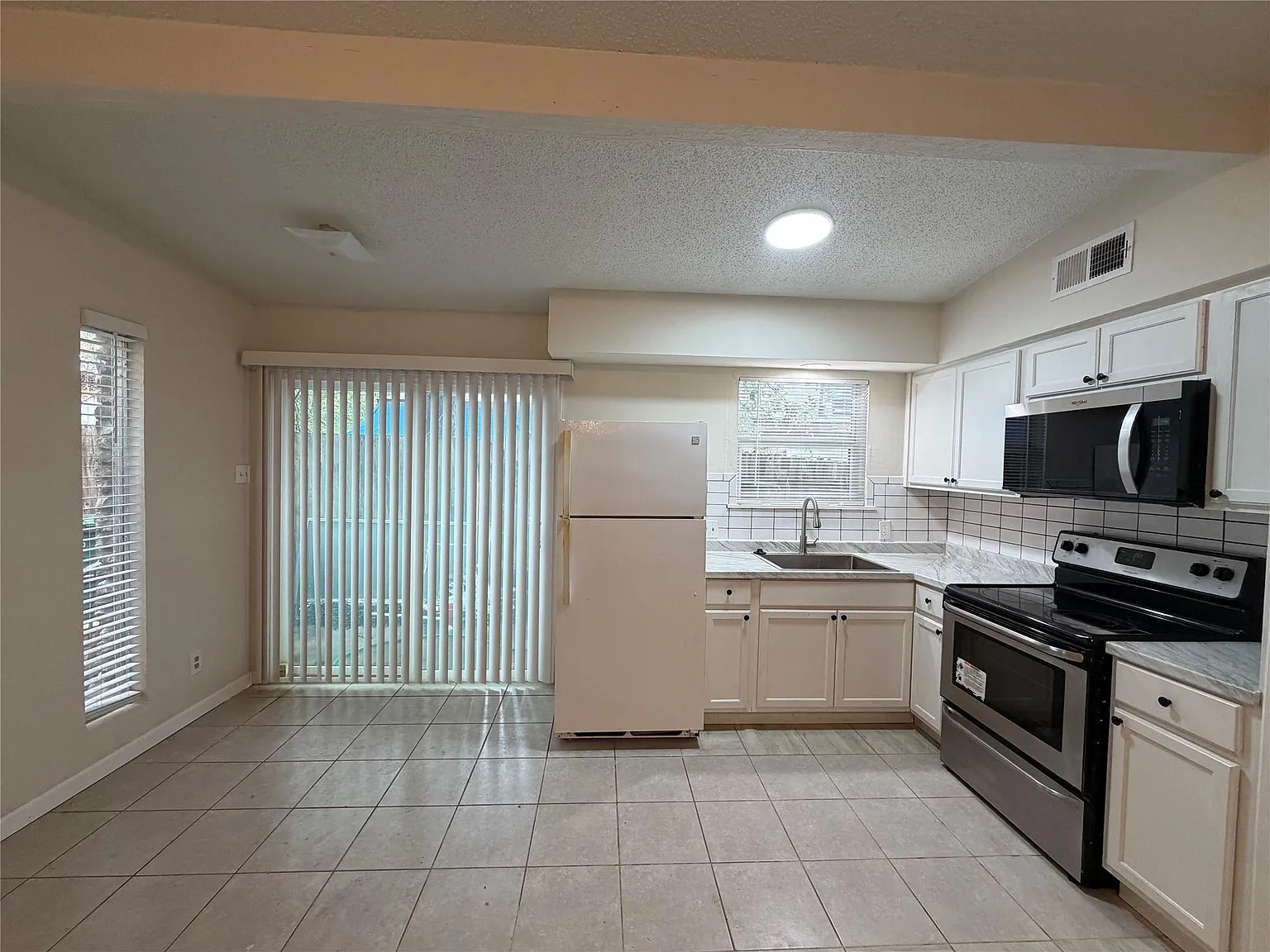 2 bed, 1.0 bath, 828 sqft, $1,050 — Photo 2