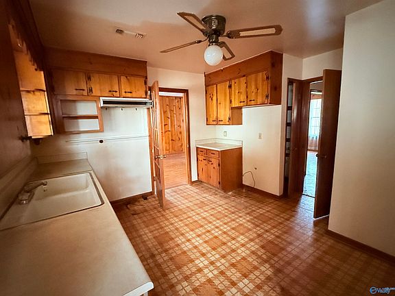 5th image of 8004 Camille Dr SE