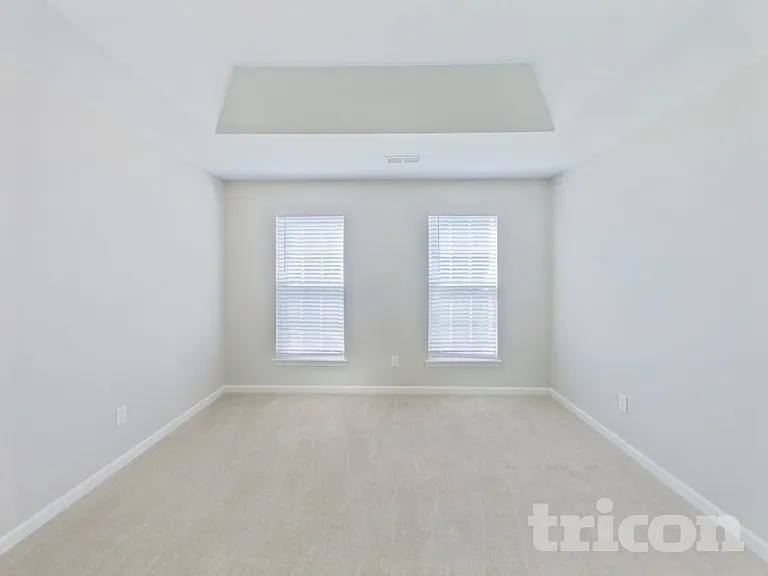1002 Hollingdale Ct — Photo 6