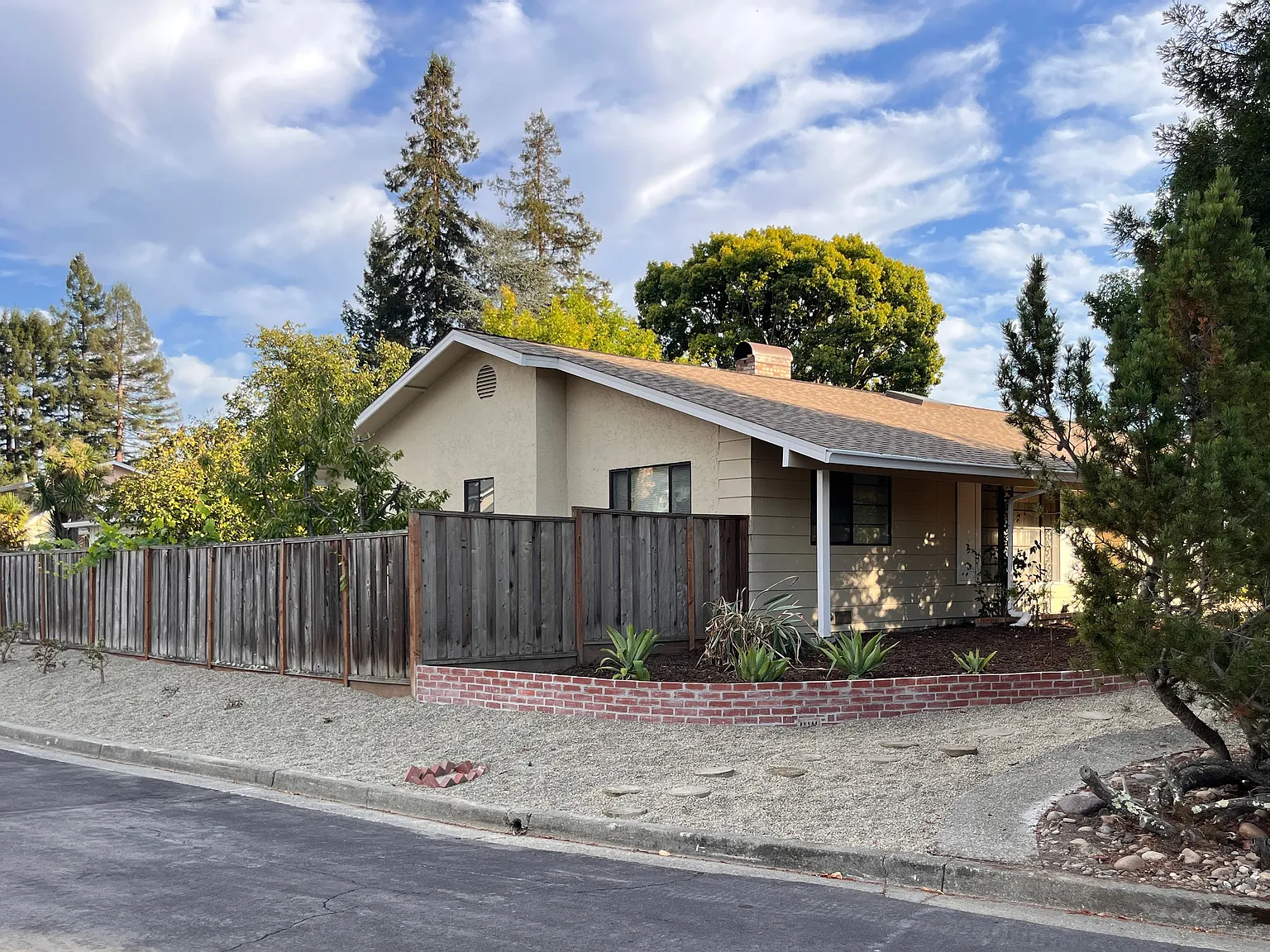 6 bed, 2733 sqft, $6,300 — Photo 2