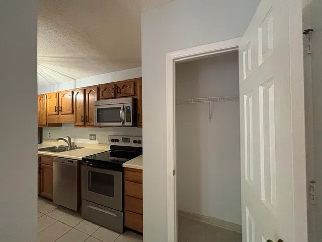 2 bed, 929 sqft, $1,200 — Photo 4