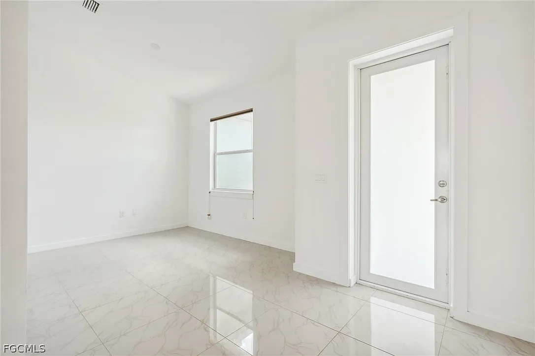 3 bed, 2.0 bath, 1970 sqft, $2,000 — Photo 4