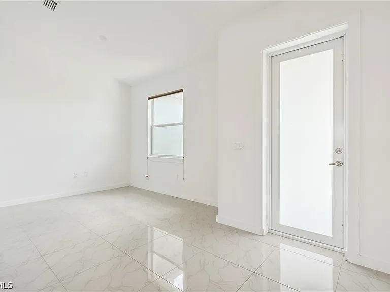 2725 SW Embers Ter — Photo 4