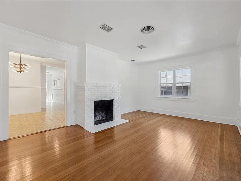 3300 Harris Park Ave — Photo 4