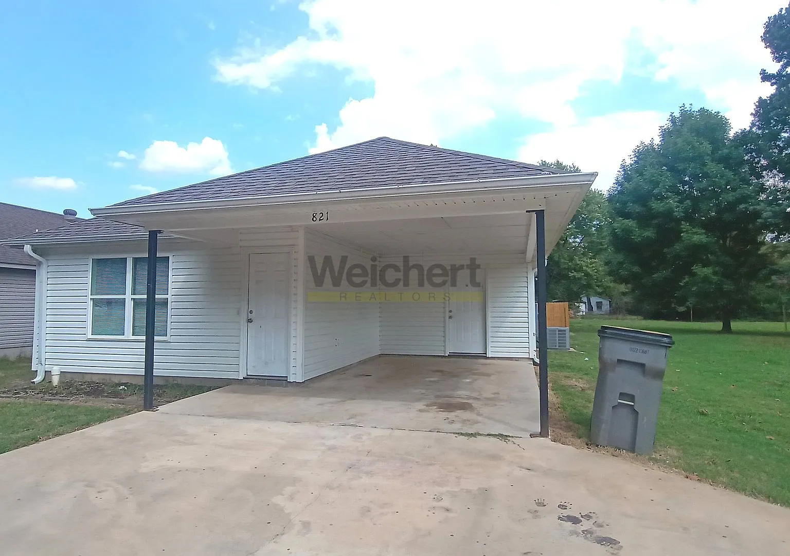 Spacious Newer 4-Bedroom Home with Fenced Backyard — Photo 1