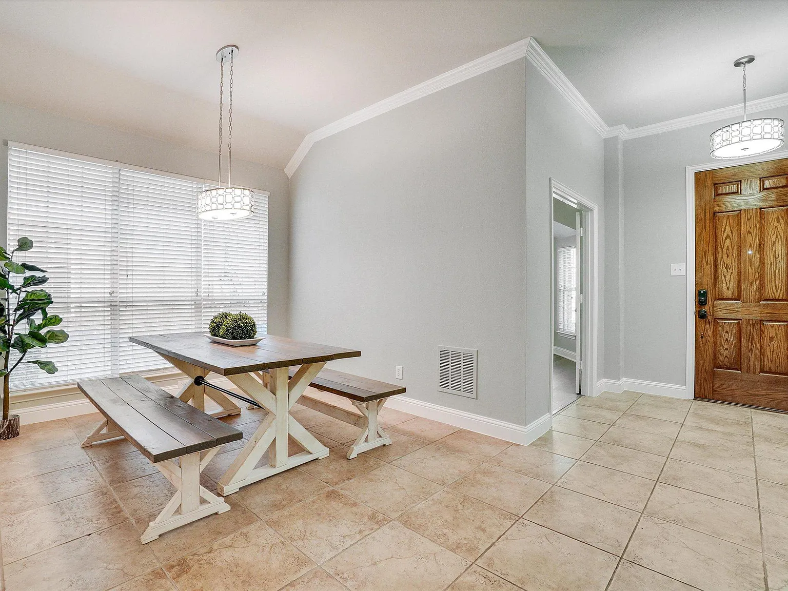 1240 Wilson Dr — Photo 3