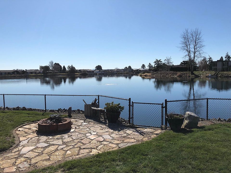 Back yard opens up onto Kwann Lake
