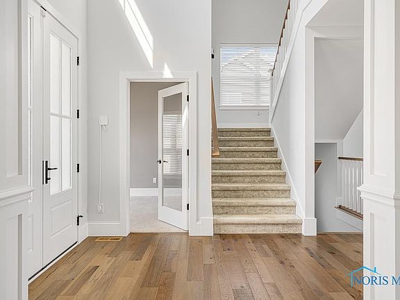 4th image of 490 Canterbury Blvd