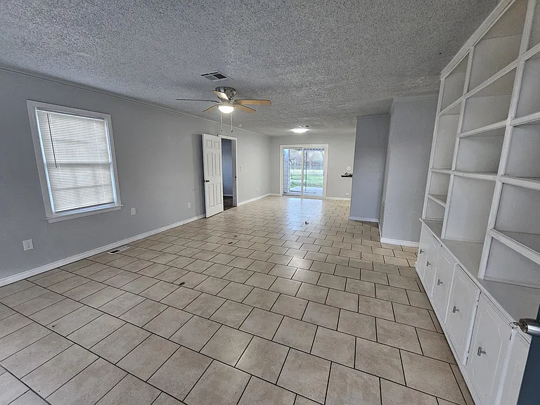 2505 NW Lincoln Ave — Photo 3