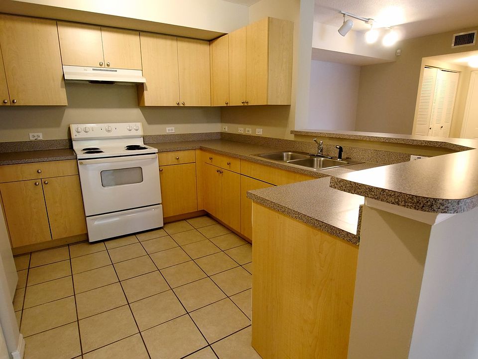 1st image of 804 Villa Cir