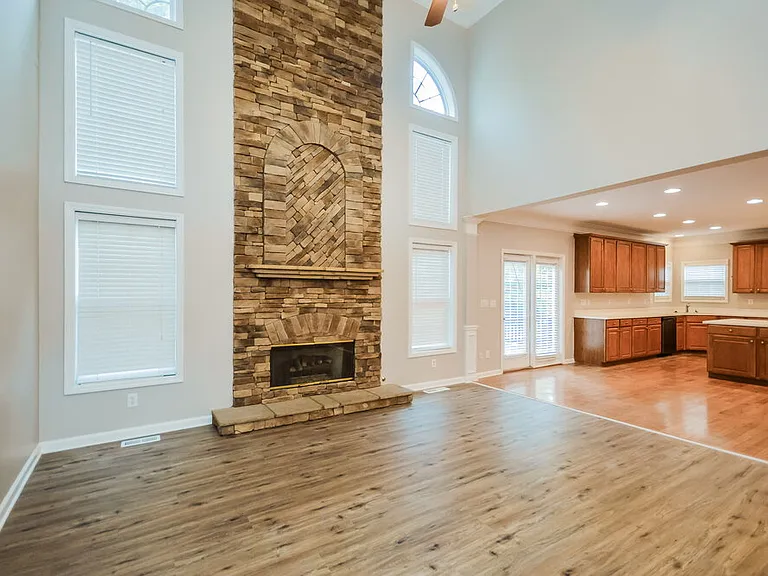 2408 Hyde Park Ct — Photo 4